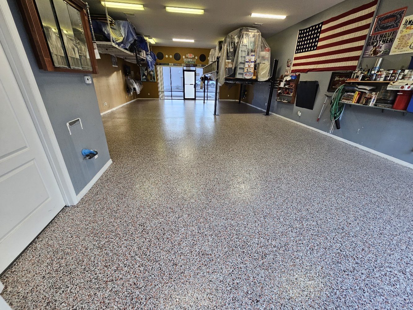 Flake-coated garage workshop