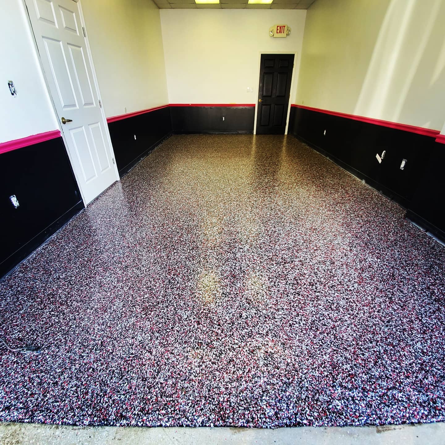 Flake-coated room floor